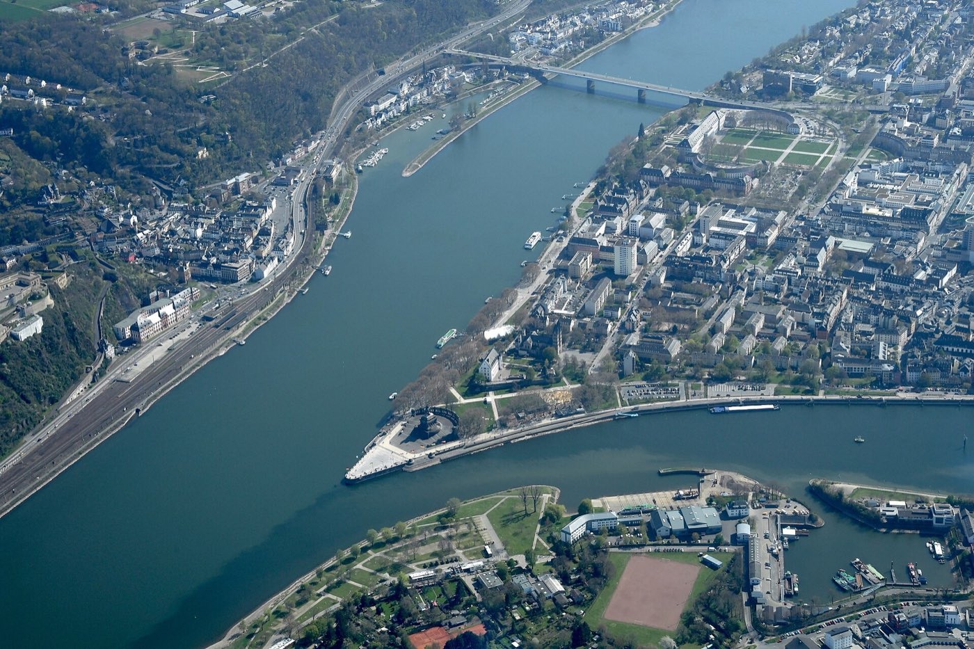 Luftaufnahme des Deutschen Ecks in Koblenz, wo Mosel und Rhein zusammenfließen